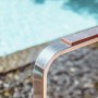 Detailaufnahme: Armlehne des Greemotion Lounge-Sets Sydney aus Edelstahl mit beiger Auflage.