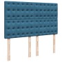 Blaues Boxspringbett Kopfteil mit Samtbezug und Knopfheftung.