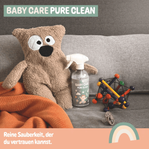 Hotrega Baby Care Pure Clean Sprayflasche auf Sofa mit Teddybär, Spielzeug und Decke. Reinigungsmittel für Babyumfeld.