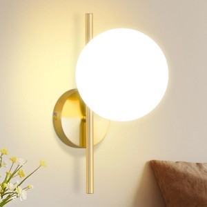 Moderne goldene Wandleuchte mit weißem Glaskugel-Schirm, E27-Fassung. Beleuchtet Wohnraum elegant.