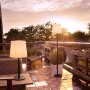 Anthrazitfarbene Paul Neuhaus LED-Tischleuchte Falter (H 60 cm) auf einer Terrasse.