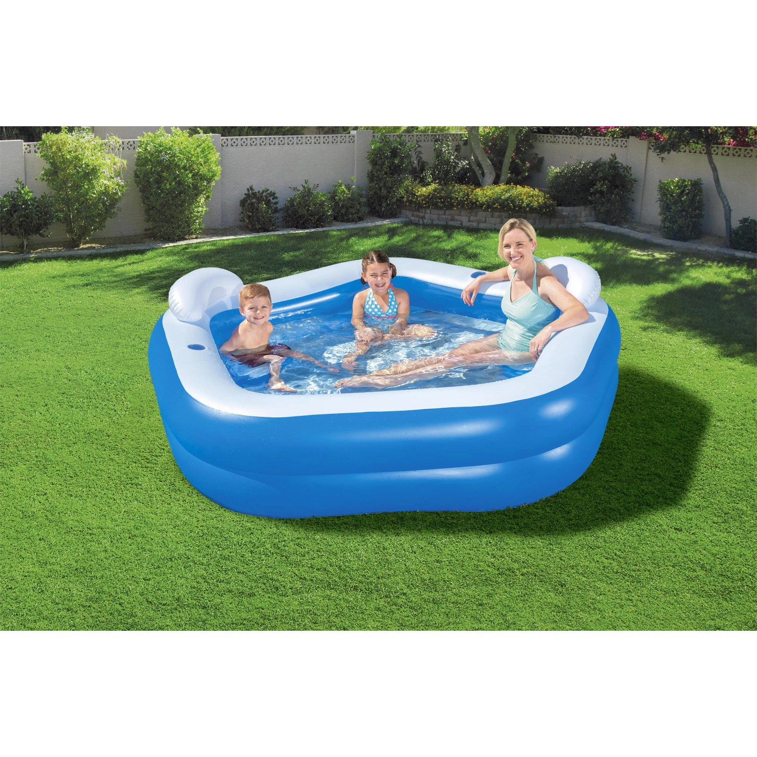 Blau-weißer Family Pool Fun mit Familie im Garten, 213x206x69 cm.