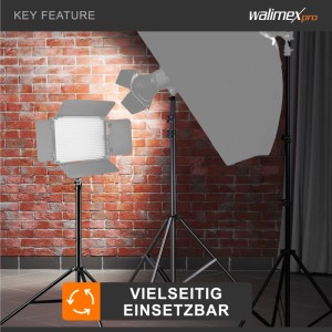 Schwarzes Walimex pro WT-806 Lampenstativ mit LED-Panel im Fotostudio vor Ziegelwand. Vielseitiges Lichtstativ.