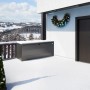 Biohort Stylebox 140, dunkelgrau-metallic, auf schneebedeckter Terrasse. Universalbox für Garten und Balkon.