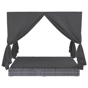 Graues Outdoor-Lounge-Bett mit Vorhängen aus Poly Rattan für Garten & Terrasse.