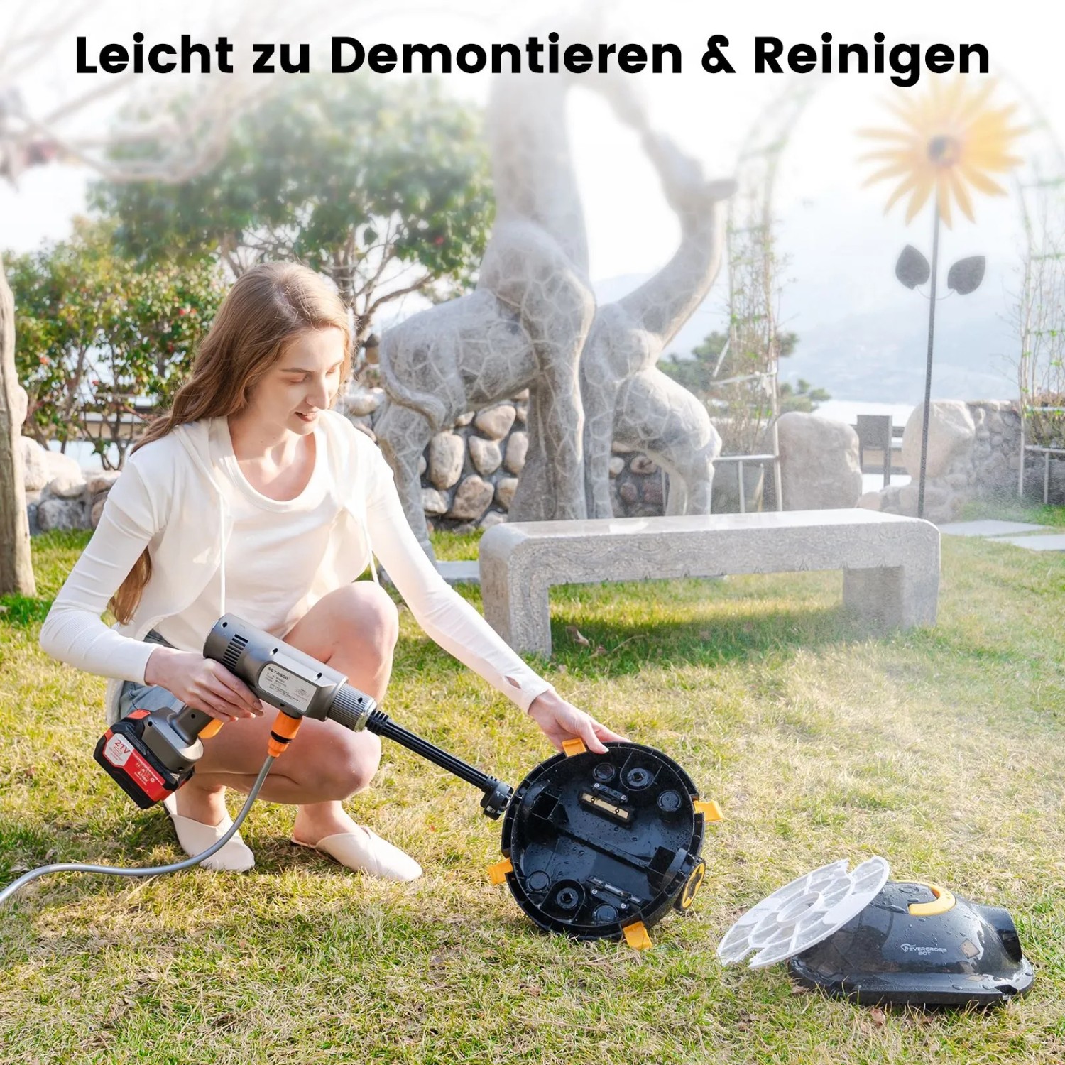 Frau demontiert schwarzen EVERCROSS BOT Y10 Poolroboter zur Reinigung im Garten.