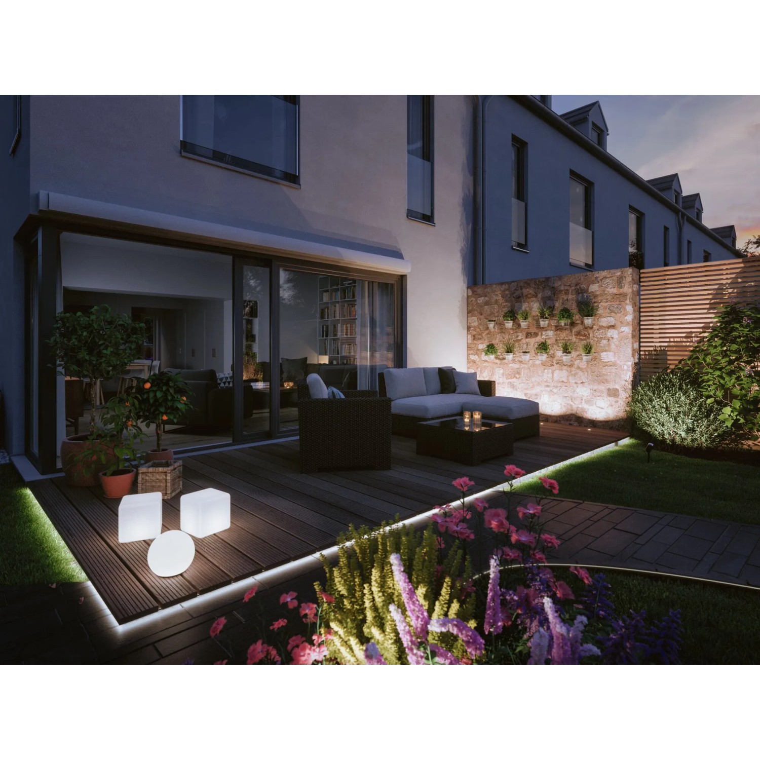 Paulmann Outdoor Neon Stripe: RGB LED-Streifen beleuchtet Terrasse und Garten mit farbigem Licht.