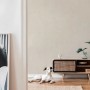 Wohnraum mit PROFHOME Uni Tapete in Creme. Matte Vliestapete für Wohnzimmer und Flur.