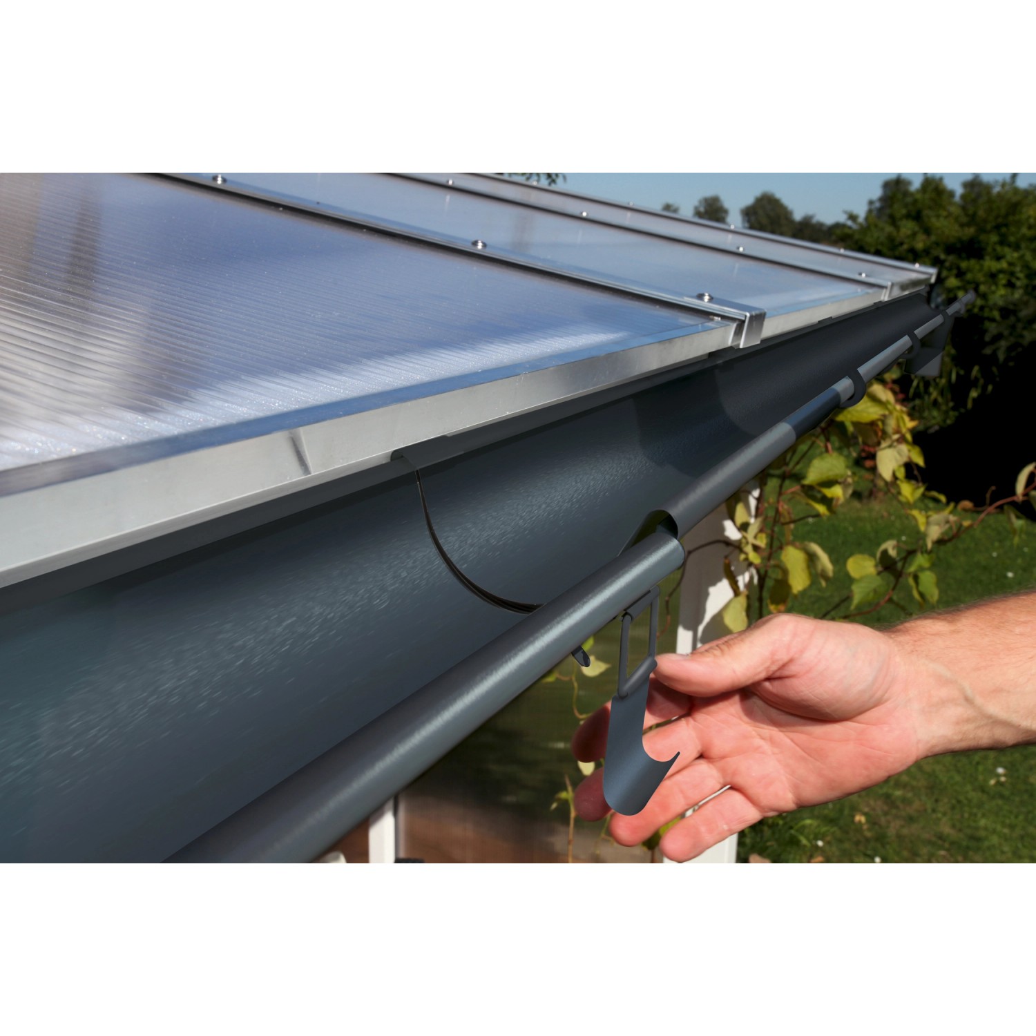 Anthrazitfarbenes Regenrinnen-Set aus Stahl, verzinkt und beschichtet, mit Halterung am Carport.