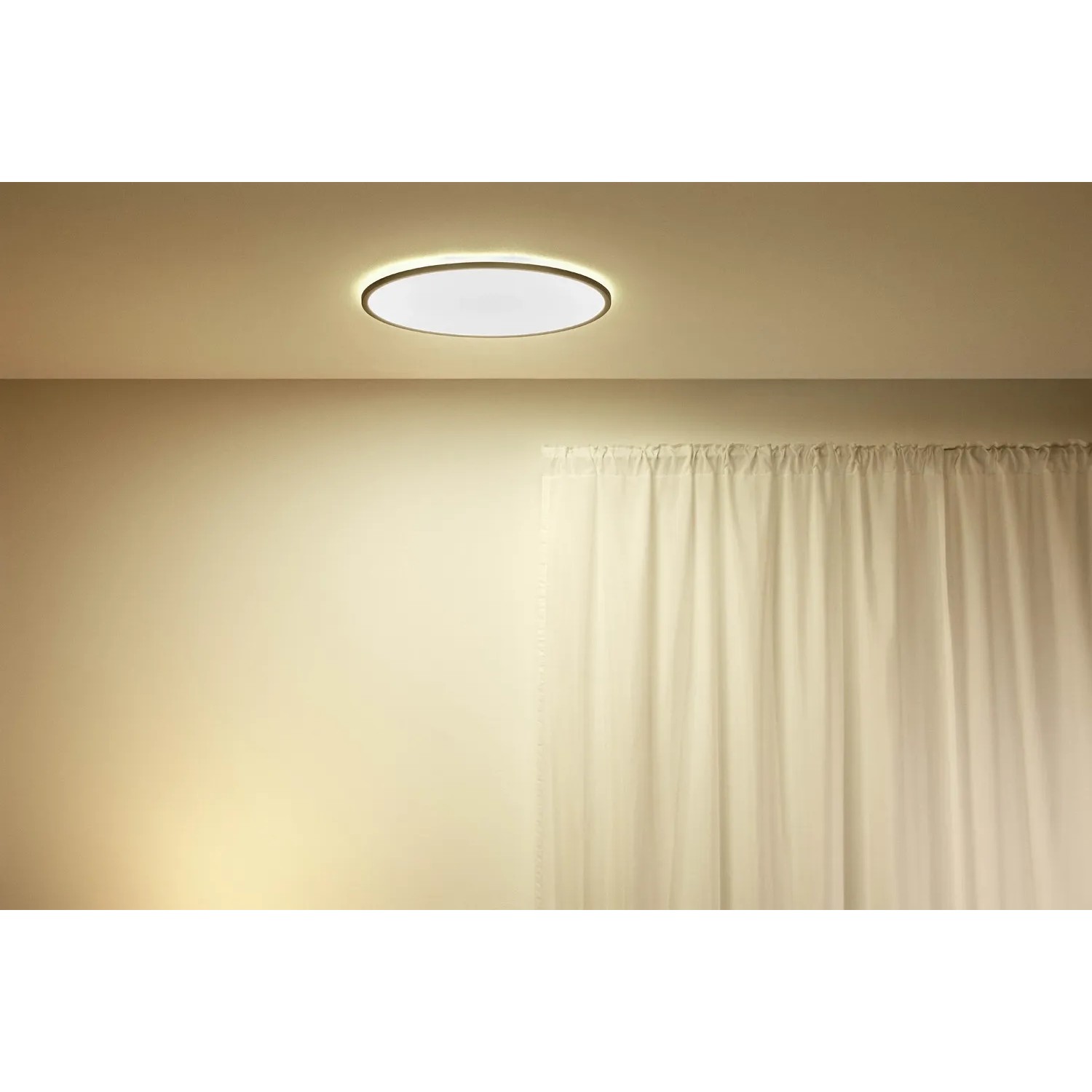 Schwarze, runde WiZ LED-Deckenleuchte SuperSlim mit Tunable White Funktion, Ø 55 cm.