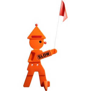 SwingKing Safety Clown Rot: Verkehrsschild für Gartenspielgeräte mit roter Fahne und "SLOW" Schriftzug.