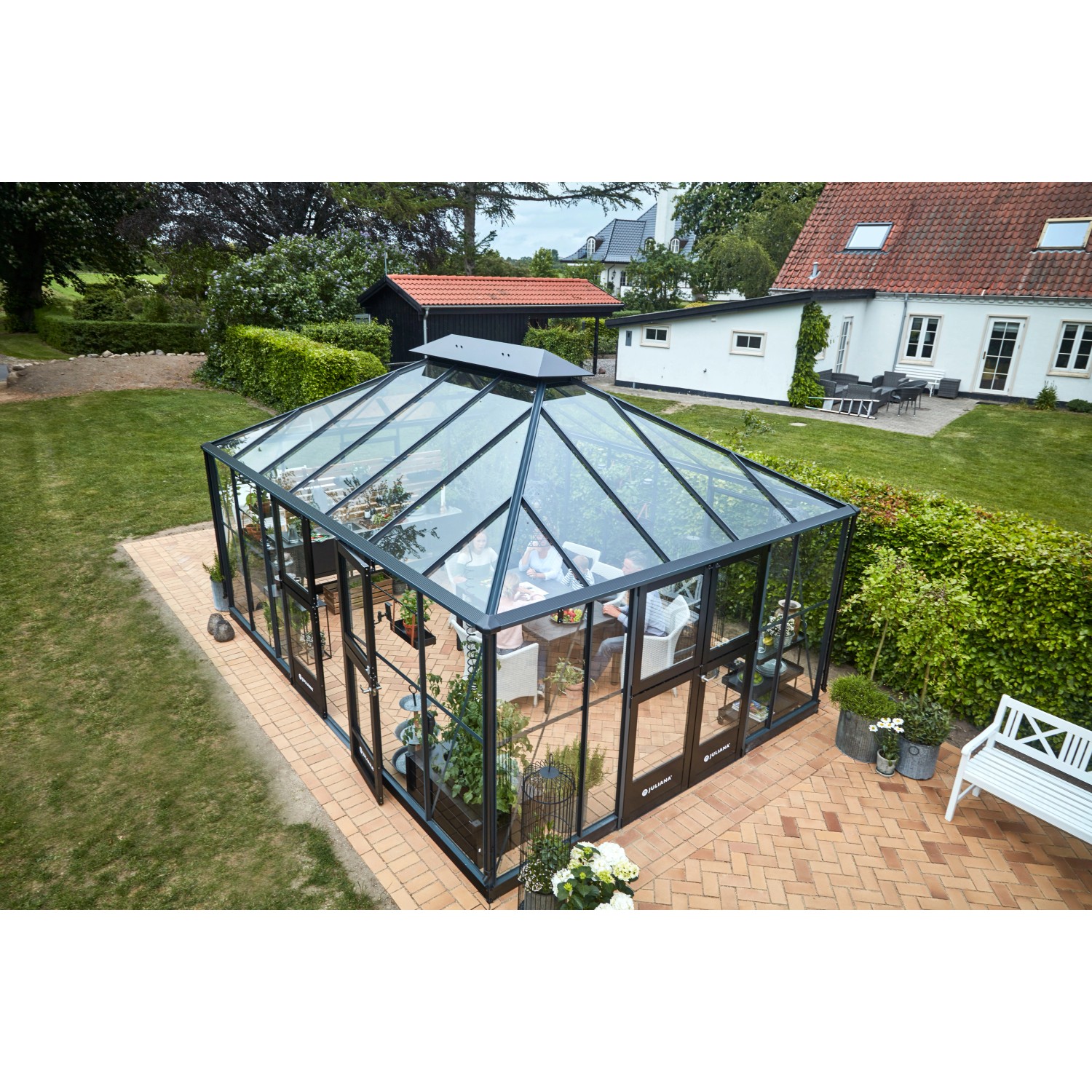 Juliana Gewächshaus Grand Oase 18, anthrazit-schwarz, mit Glas und Aluminiumrahmen im Garten.