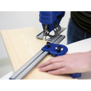 LUX Trockenbaulineal 35 cm im Einsatz mit Stichsäge zum Schneiden von Holz.