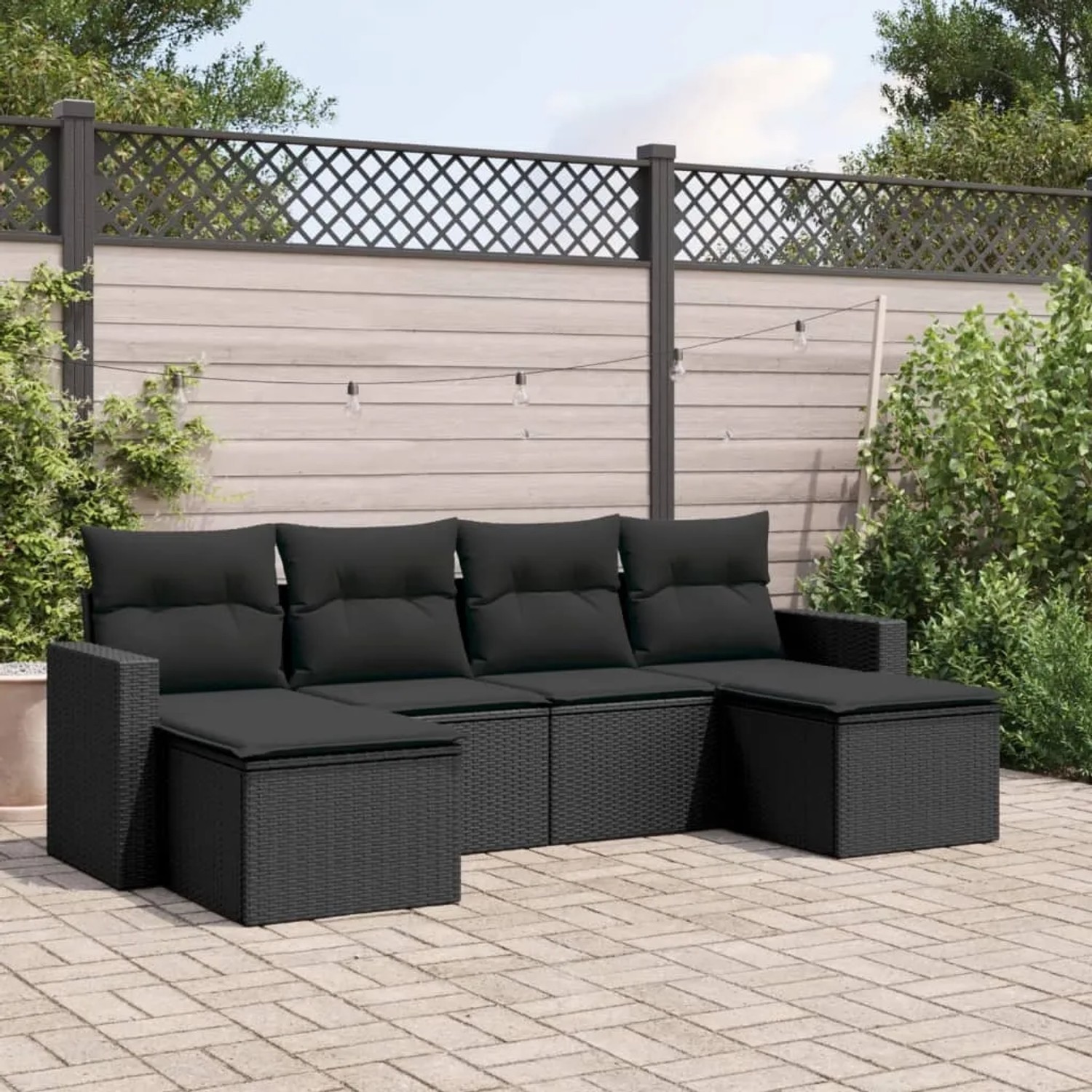 Schwarze 6-tlg. vidaXL Garten-Sofagarnitur aus Poly Rattan mit Kissen im Garten.