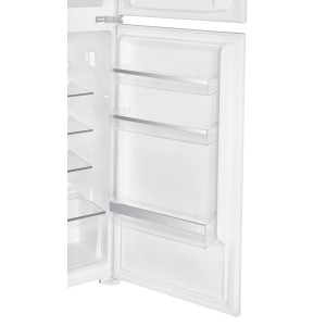 Geöffneter, weißer Wolkenstein Einbau-Kühlschrank WDD230.4EEB mit transparenten Ablagefächern.