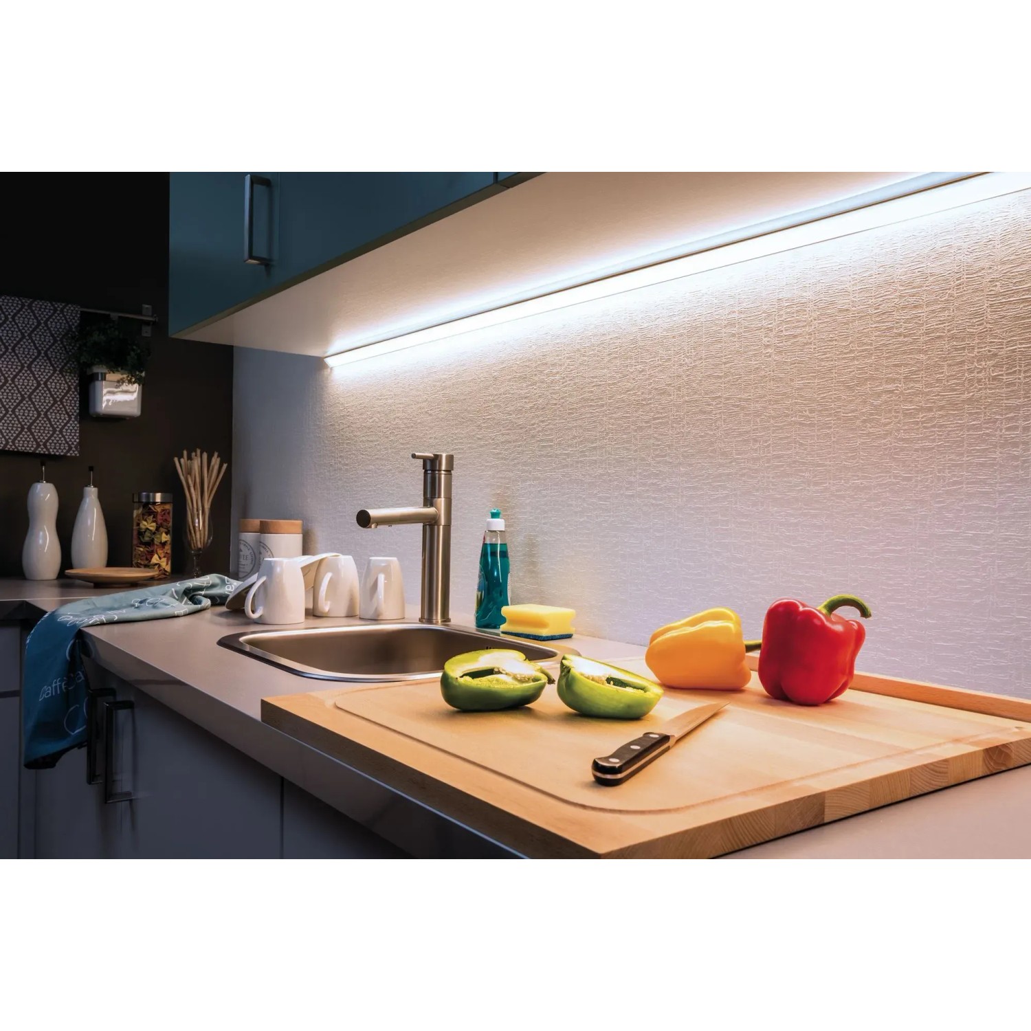 Paulmann MaxLED 1000 LED-Streifen in Küche, tageslichtweiß, 1 m. Beleuchtung unter Hängeschrank.
