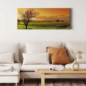 Bricoflor Leinwandbild: Landschaft in Grün und Orange mit Feld, Baum und Sonnenuntergang als Wanddeko.