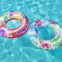 Zwei Bestway Schwimmringe Summer Swirl mit Mandala-Design im Wasser.
