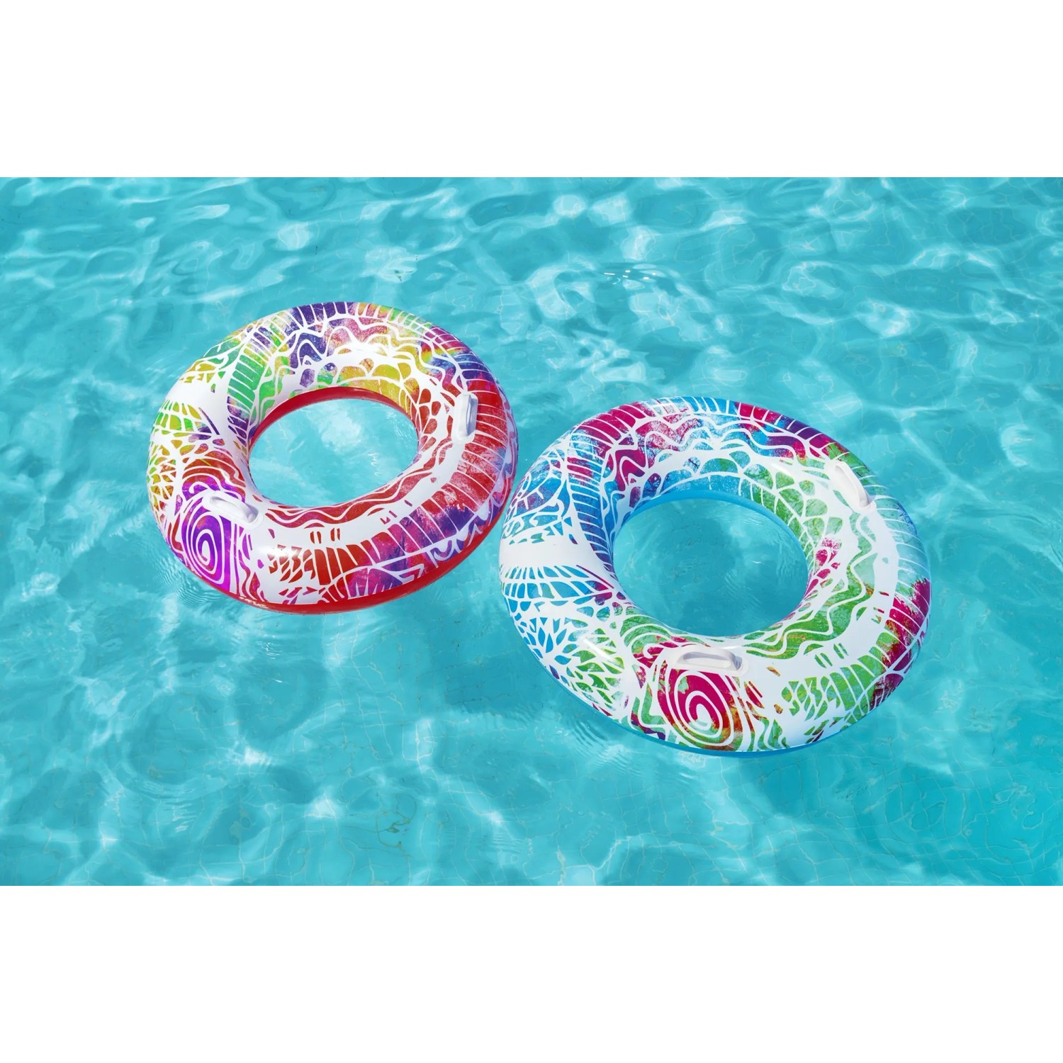 Zwei Bestway Schwimmringe Summer Swirl mit Mandala-Design im Wasser.