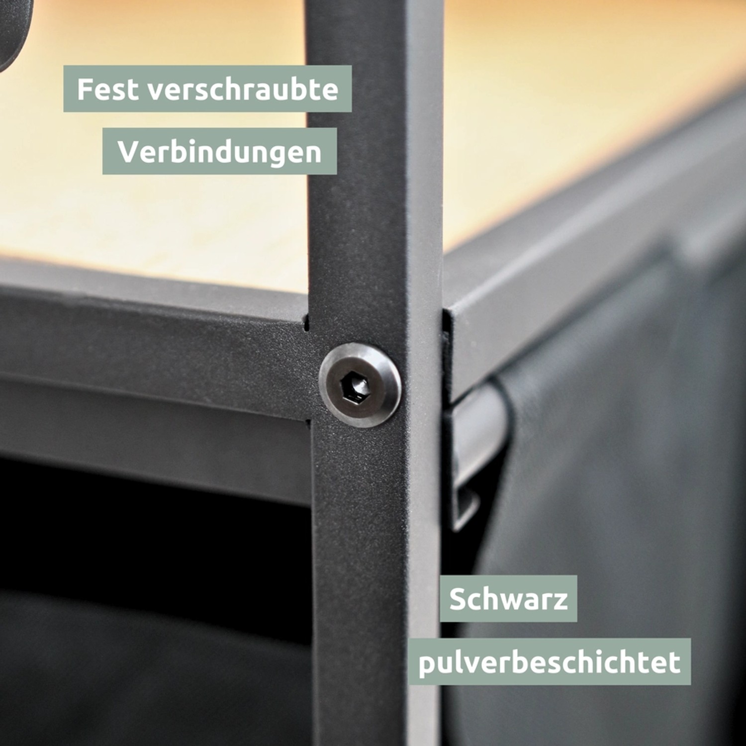 Detailaufnahme: Schwarzes, pulverbeschichtetes Stahlgestell des holz4home Wäschekorbs mit Schraubverbindung.