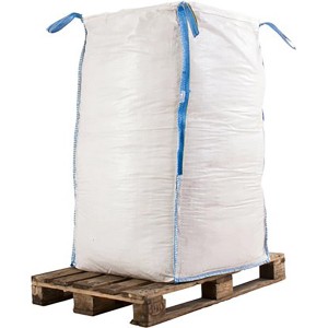 Big Bag mit Gartendekor Mahagoni (1.000 l) auf Palette. Dekormulch für farbige Akzente im Garten.