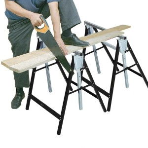 DURHAND Sägebock, höhenverstellbar und faltbar, mit Holz und Handsäge in Nutzung.