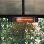 Palram Infrarot Heizstrahler 1800W unter Terrassenüberdachung, spendet Wärme.