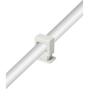 Hellgraue ISO-Druckschelle (Ø 6-16 mm) mit Befestigung an einem Rohr.