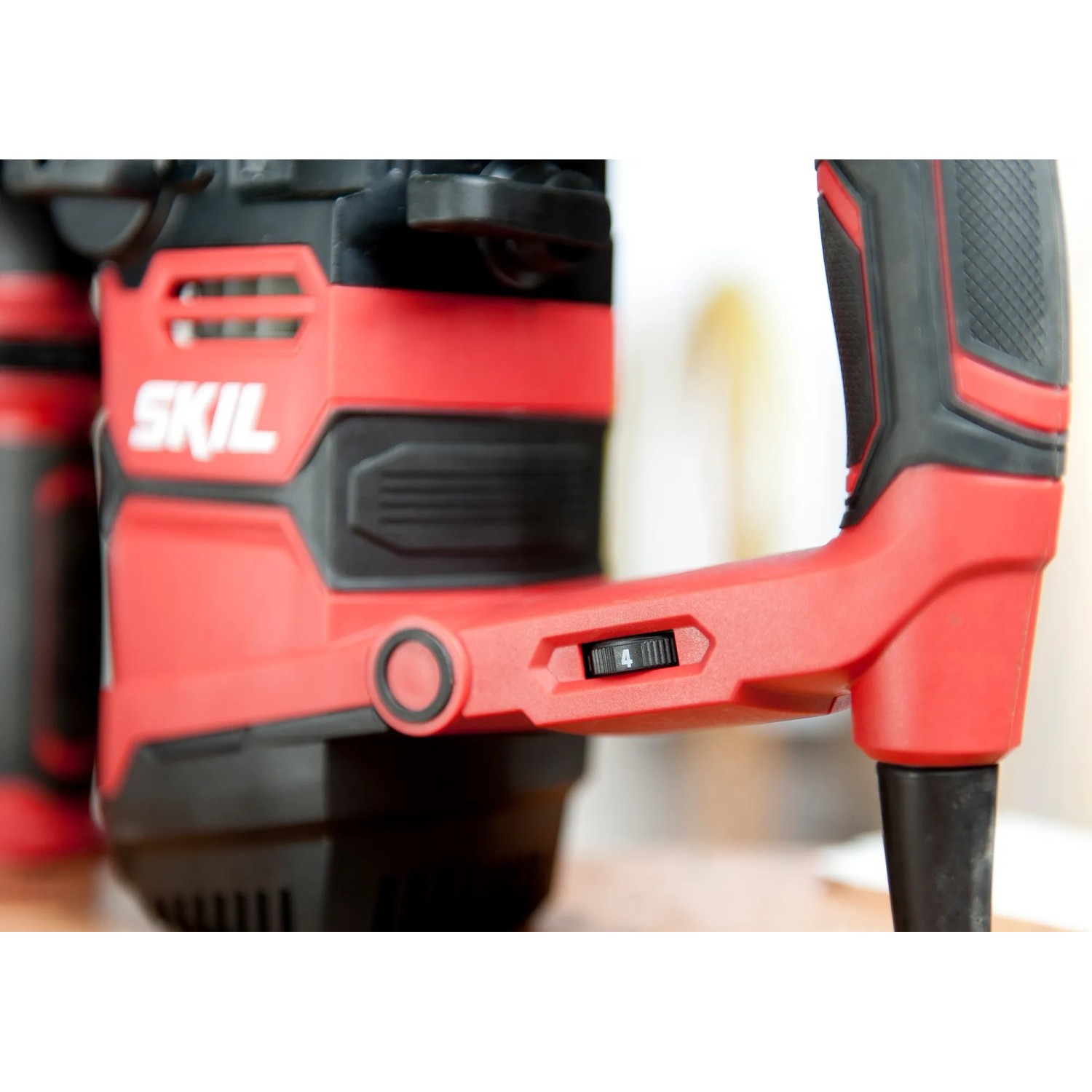 Detailaufnahme des roten Skil Bohrhammers 1781GB mit Schalter.