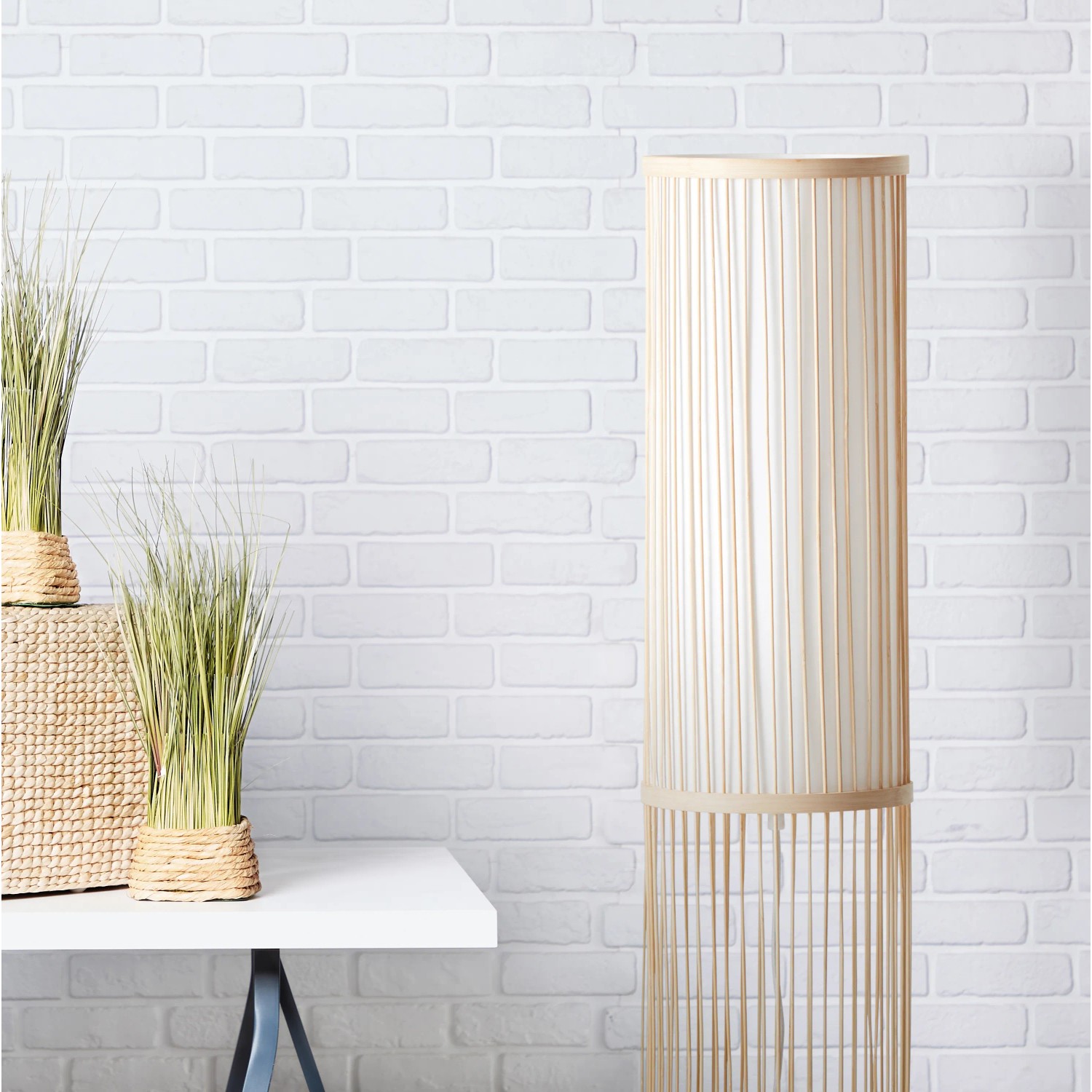 Brilliant Standleuchte Nori: Stehlampe aus Bambus und Textil in Natur und Weiß. Design-Stehlampe für Wohnräume.