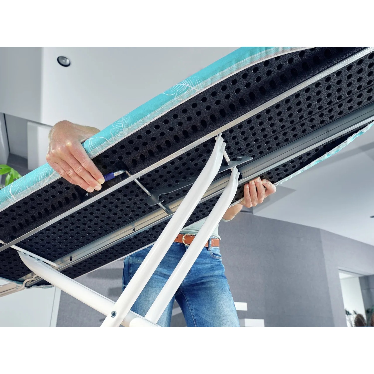 Leifheit Bügeltisch AirBoard Compact M Plus, Unterseite mit Gestell und Thermo-Reflect Bezug.