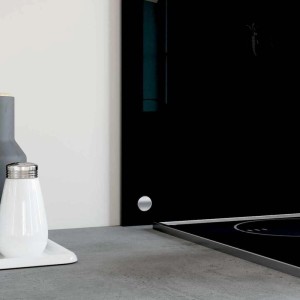 Schwarze DELUKE Küchenrückwand aus Glas (100x60cm) als Spritzschutz am Herd.