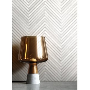 Moderne Vliestapete Yasha Light Grey mit Fischgräten Holzoptik in Weiß-Hellgrau. Ideal für Wohnzimmer & Schlafzimmer.