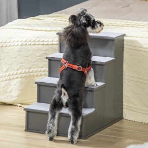 Graue PawHut Haustiertreppe mit Hund vor Bett. Hundetreppe aus MDF mit Kurzplüsch.