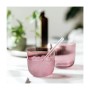 Zwei moderne Trinkgläser in Grape-Farbe, eines mit Eis und Glasstrohhalm. Stilvolles Geschirr für erfrischende Getränke.