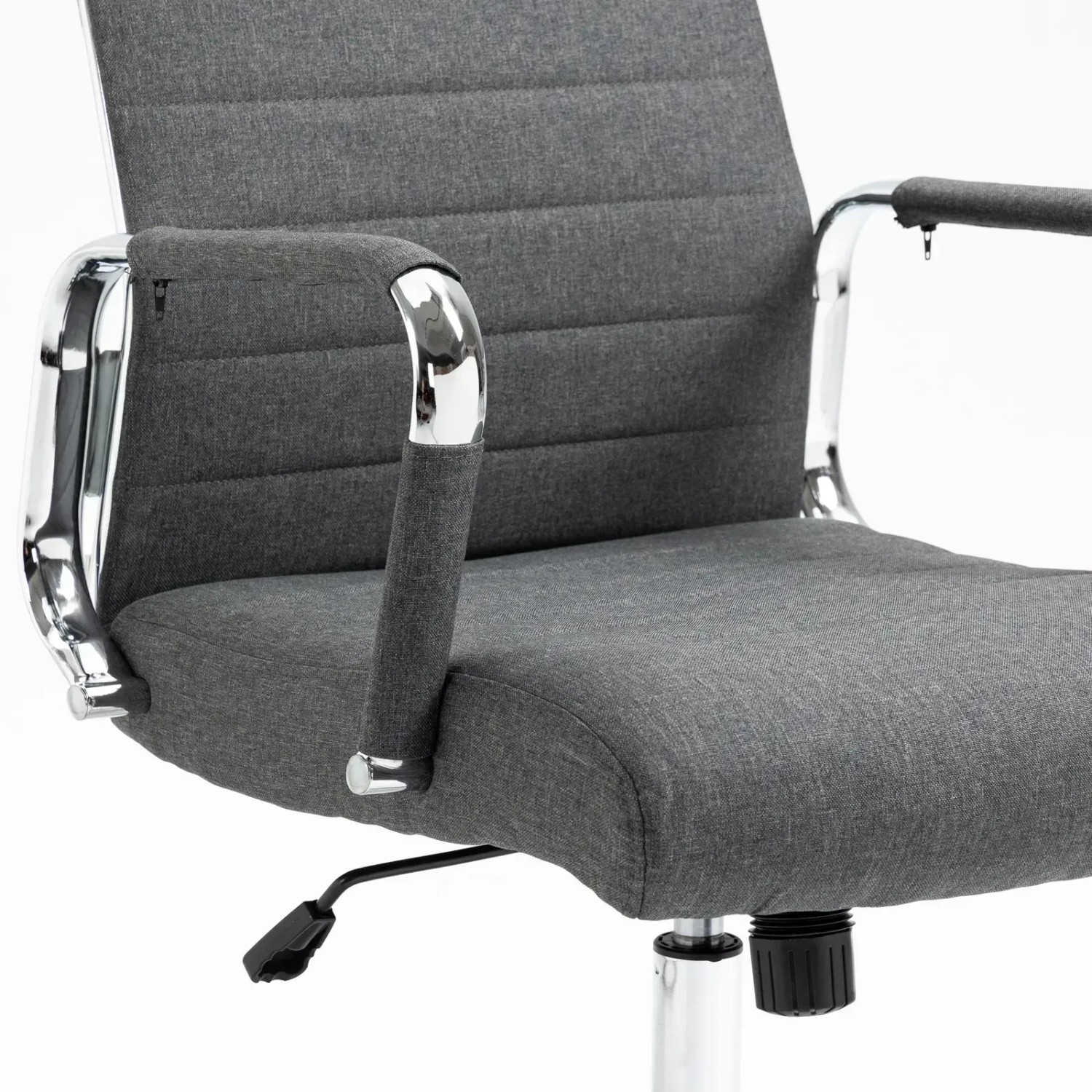 Detailansicht: Dunkelgrauer Svita Office Comfort Bürostuhl mit Stoffbezug und verchromtem Gestell.