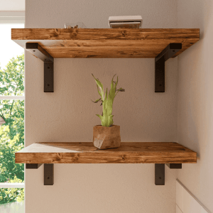 Zwei Holzregale mit HEVVA Schwerlast Regalhalterungen MAIN, 15 cm tief, schwarz.