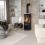 Justus Kaminofen Mino Trios 2.0, Stahl schwarz, Abdeckplatte grau, 5 kW im Wohnraum.