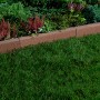 Abgerundeter, brauner Kann Rasenkantenstein aus Beton (100x25x5 cm) als Beeteinfassung im Garten.