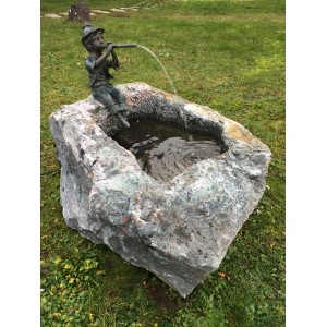 Rottenecker Granittrog Brunnen mit Bronze-Figur Antonio im Garten.