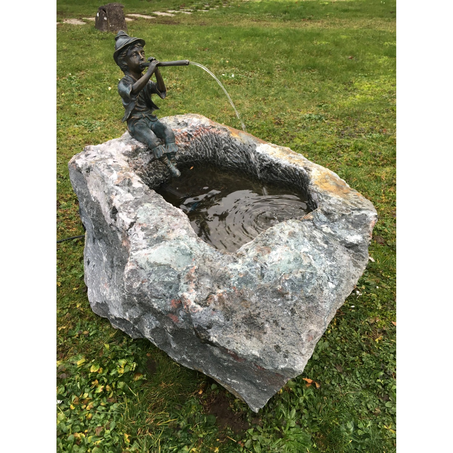 Rottenecker Granittrog Brunnen mit Bronze-Figur Antonio im Garten.