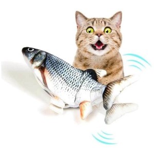 Katze spielt mit Magic Fish Zappelfisch-Spielzeug (32cm). Interaktives Katzenspielzeug mit Katzenminze.