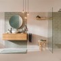 Modernes Badezimmer mit schwarzem Tesa Handtuchhaken Moon und weiteren Badaccessoires.