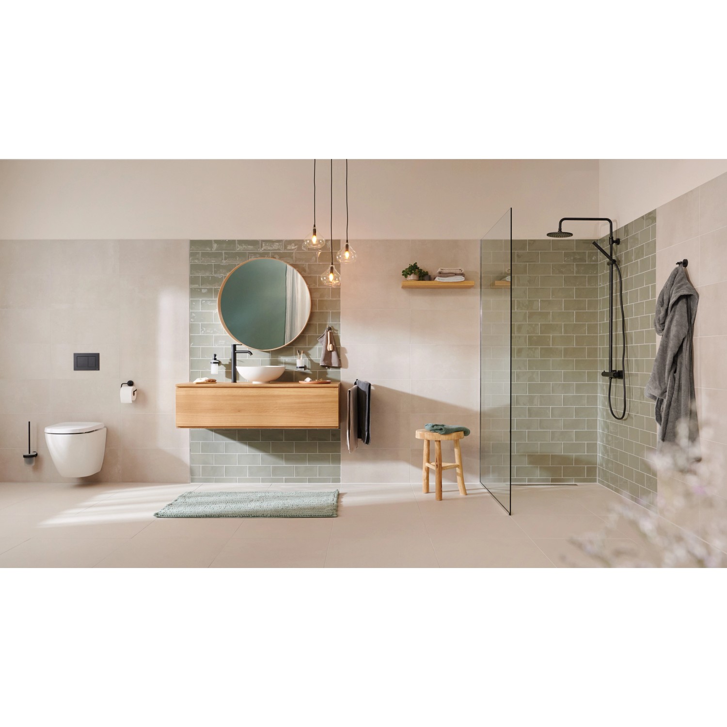 Modernes Badezimmer mit schwarzem Tesa Handtuchhaken Moon und weiteren Badaccessoires.