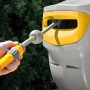 Hozelock Auto Reel Schlauchtrommel mit 30m Schlauch in Nutzung, gelb/grau.
