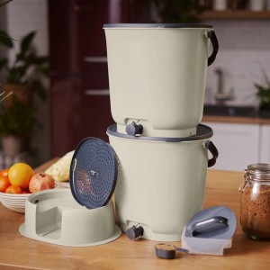 Skaza Bokashi Essential 2er Set: Cremeweiße Küchenkomposter mit Zubehör für die Fermentation.