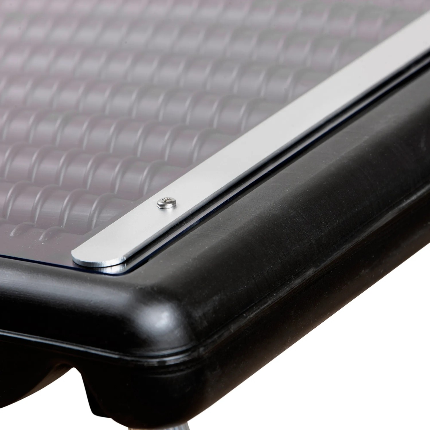 Detailaufnahme des Gre Solarwärmepaneels, schwarzer Rahmen mit silberner Befestigung.