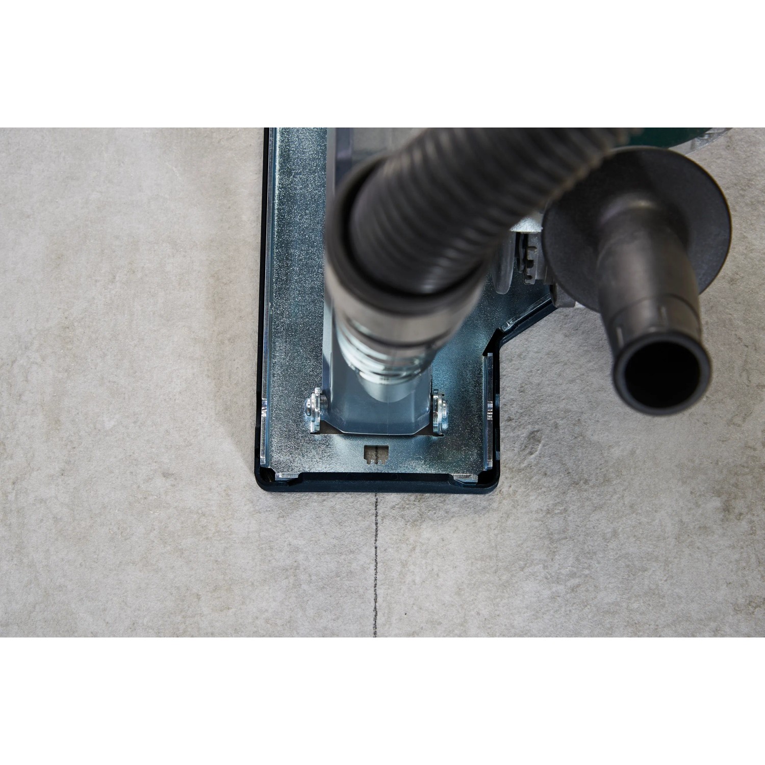 Wolfcraft Absaughaube mit Führungsschlitten für Winkelschleifer auf Fliese.