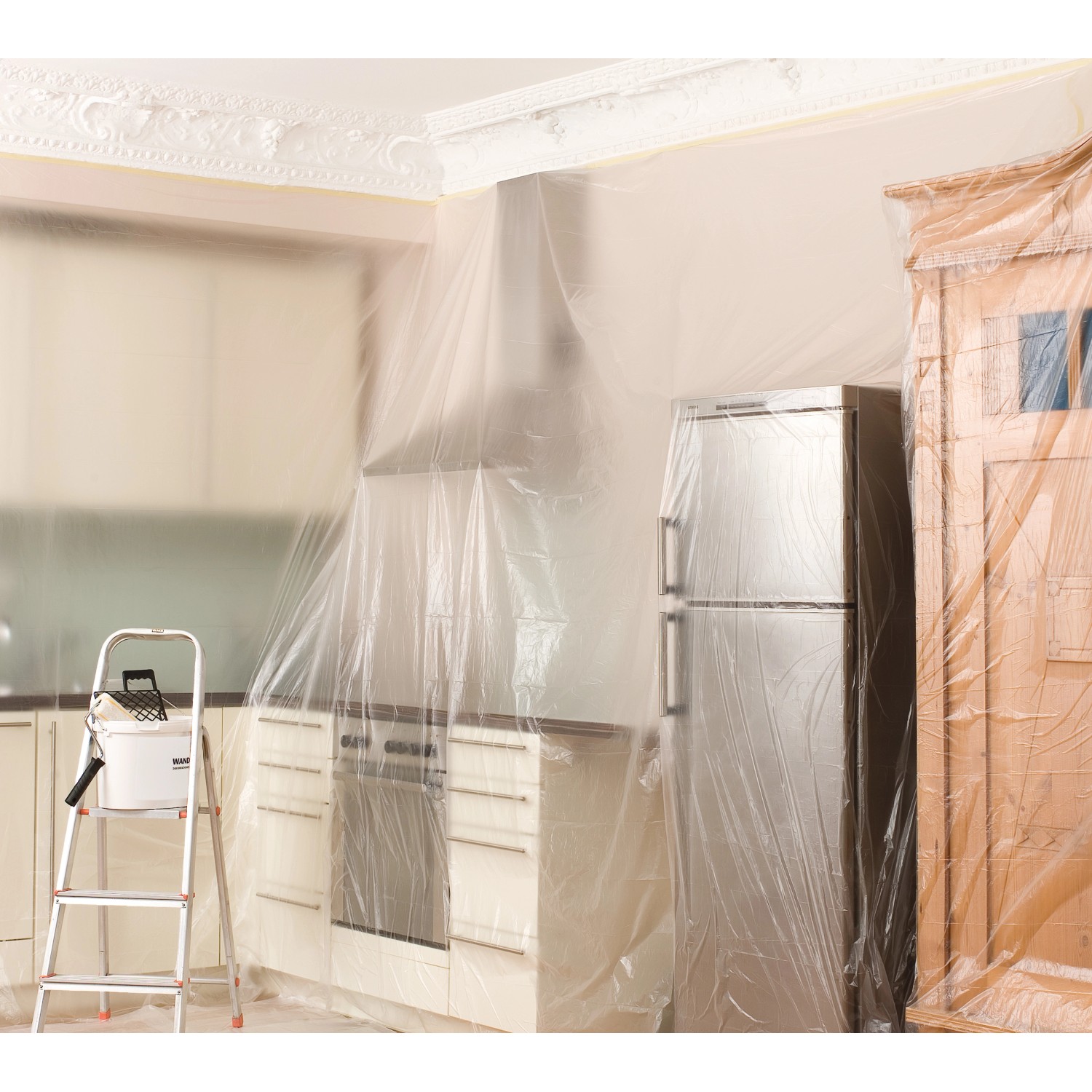 Abgedeckte Küche mit Tesa Easy Cover Universal Folie. Schutz vor Farbspritzern beim Malern.