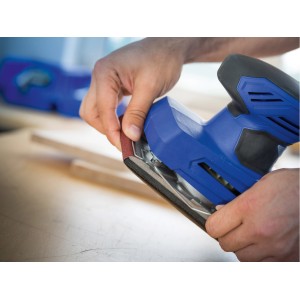 LUX Schleifstreifen K120 im Einsatz am Schwingschleifer für Holz- und Metallbearbeitung.